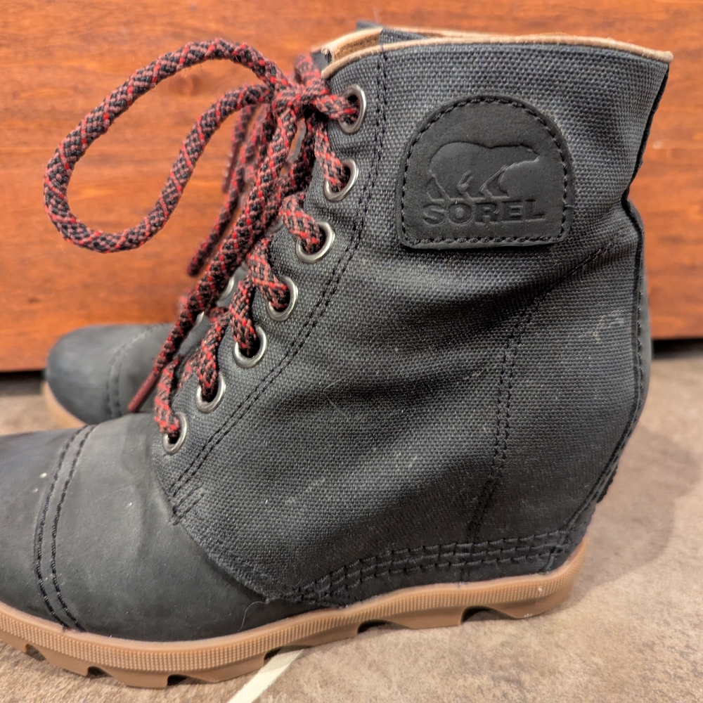 Sorel Women's Black and Tan Lace-Up Wedge Boots Size 7 - Picture 2 of 8